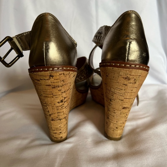 Beautiful Banana Republic “Old Gold” cork wedge sandals Size 6 1/2 - Picture 7 of 11